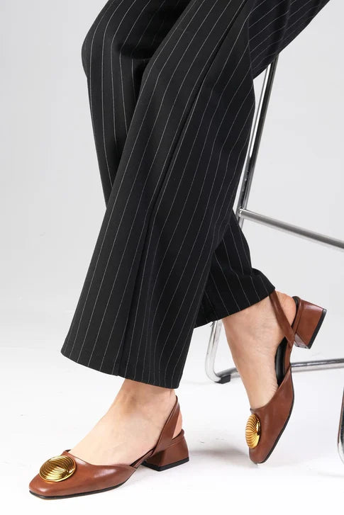 حذاء نسائي بكعب قصير لون بني