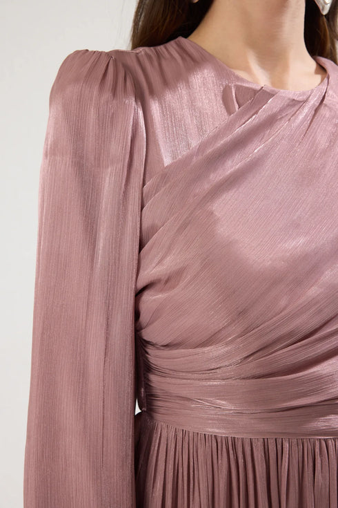 فستان سهرة من الشيفون المبطن باللون الوردي