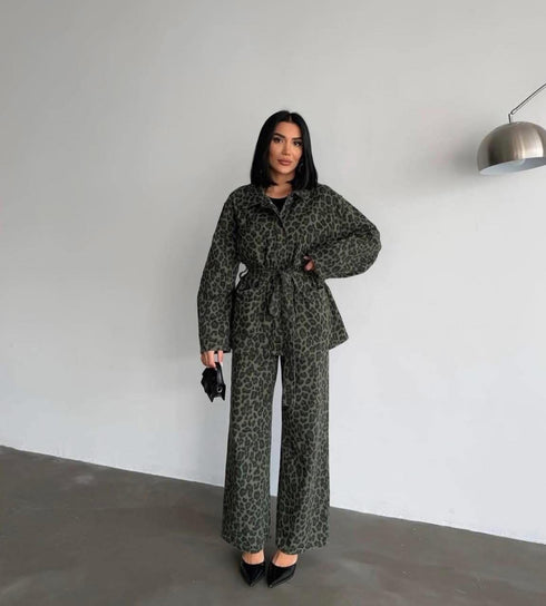 طقم بليزر وبنطلون بنقشة الليوبارد مع حزام أنيق - زيتي
