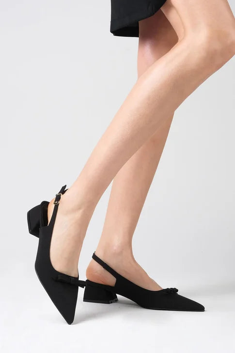 حذاء بكعب قصير باللون الأسود