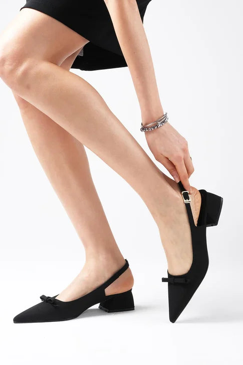 حذاء بكعب قصير باللون الأسود