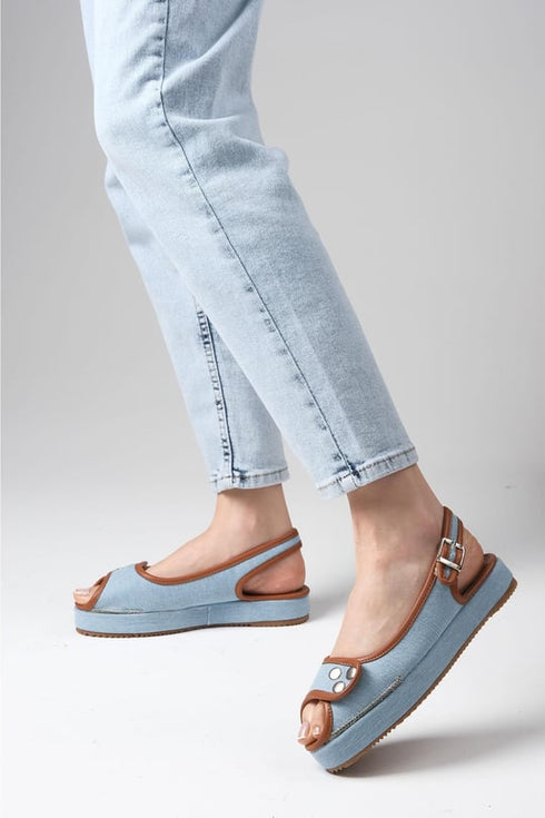 صندل من قماش الدنيم باللون الأزرق