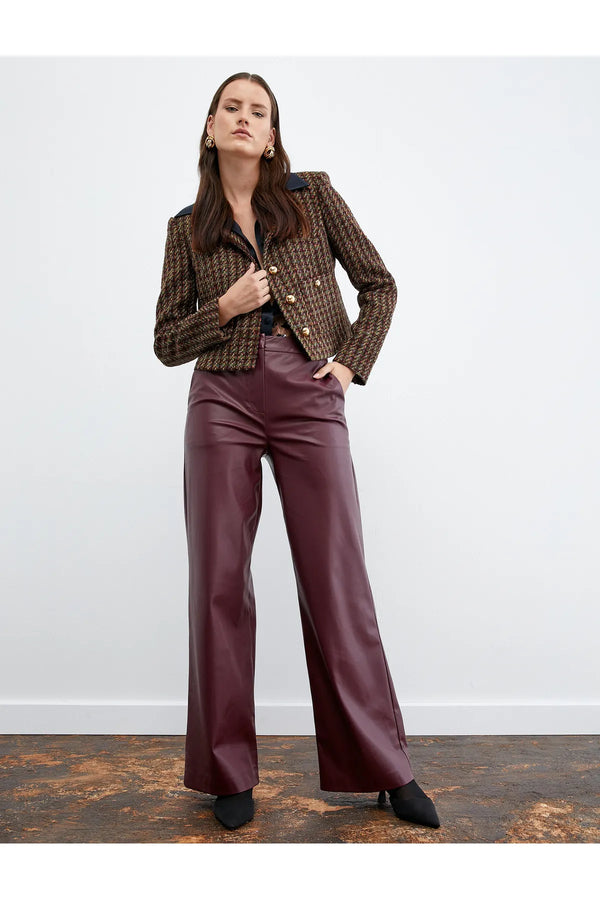 بنطلون من الجلد لون بوردو