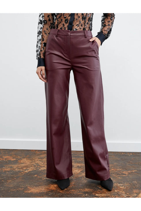 بنطلون من الجلد لون بوردو