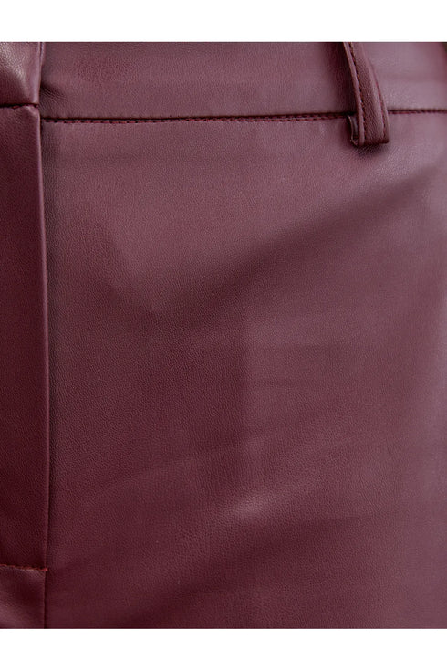 بنطلون من الجلد لون بوردو