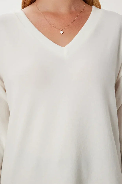 كنزة تريكو باللون البيج الفاتح