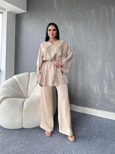 طقم قطعتين مع تفاصيل مطرزة بالأحجار، تونيك وبنطلون