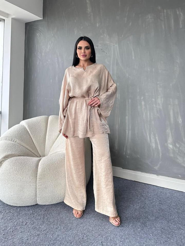 طقم قطعتين مع تفاصيل مطرزة بالأحجار، تونيك وبنطلون