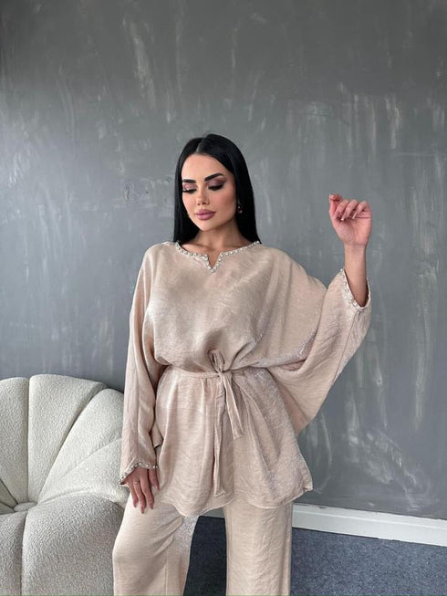 طقم قطعتين مع تفاصيل مطرزة بالأحجار، تونيك وبنطلون