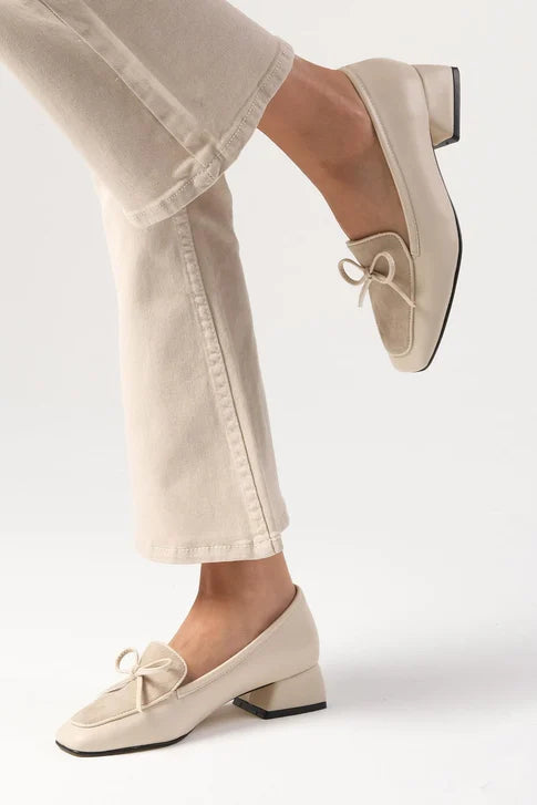 حذاء بكعب قصير باللون البيج