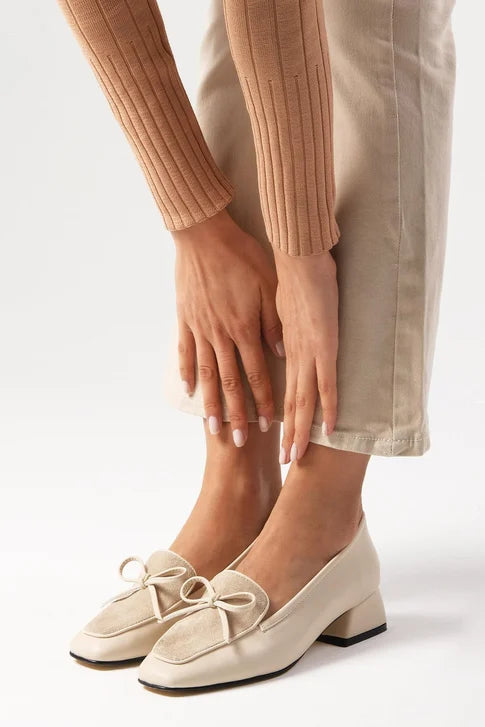 حذاء بكعب قصير باللون البيج