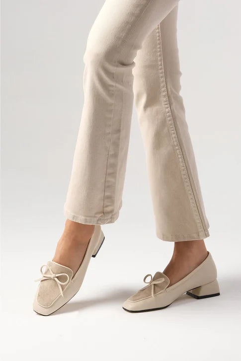 حذاء بكعب قصير باللون البيج