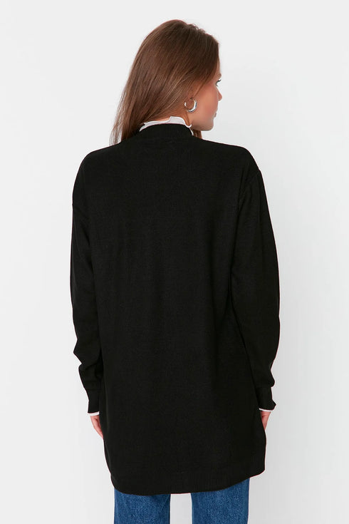 كنزة تريكو باللون الأسود وتفاصيل لؤلؤ