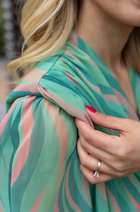 فستان باللون الأخضر