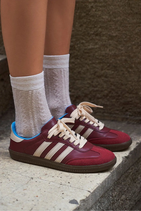 حذاء رياضي نسائي باللون البوردو