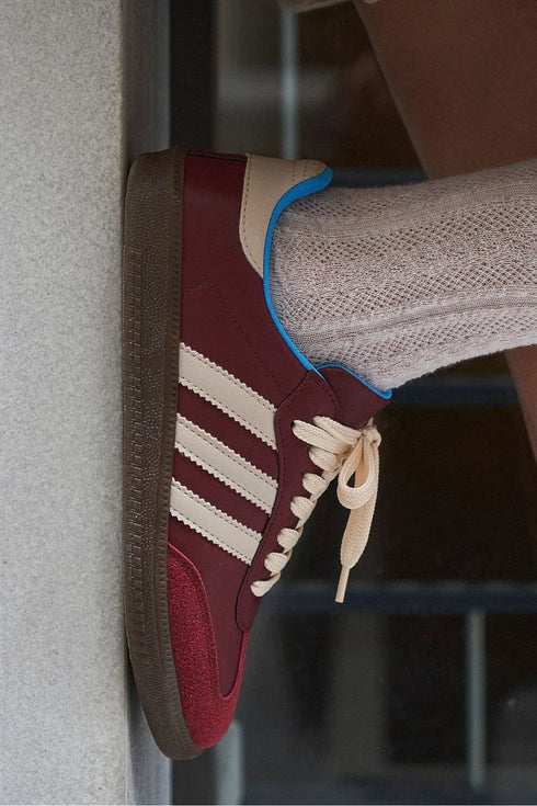 حذاء رياضي نسائي باللون البوردو