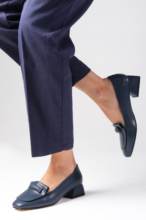 حذاء كعب منخفض بلون كحلي