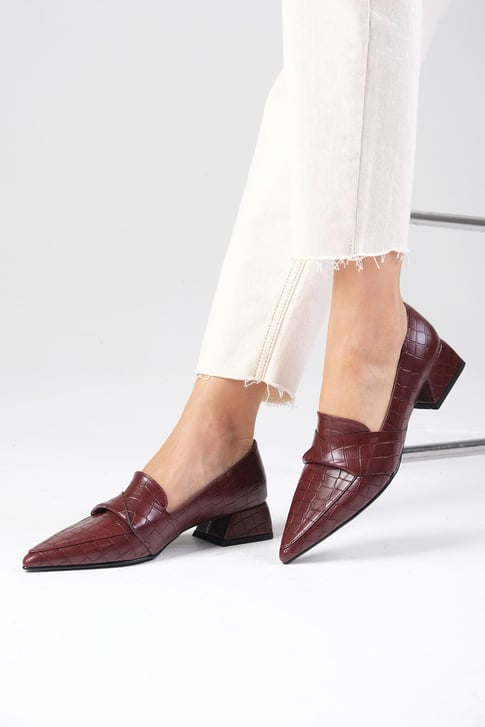 حذاء كعب منخفض بلون بوردو