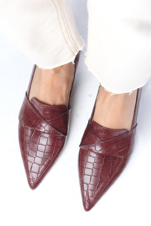 حذاء كعب منخفض بلون بوردو