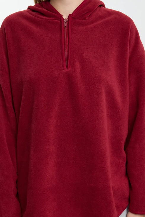 بلوزة باللون البوردو