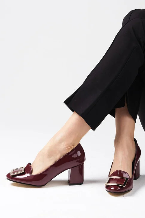 حذاء بكعب لون عنابي