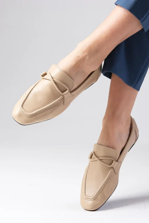 حذاء لوفر من الجلد الطبيعي بلون بيج