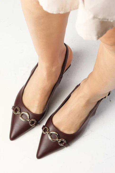 حذاء بكعب باللون العنابي