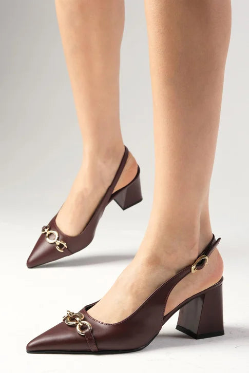 حذاء بكعب باللون العنابي