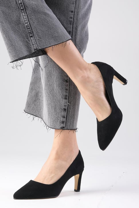 حذاء كعب متوسط من الشامواه باللون الأسود