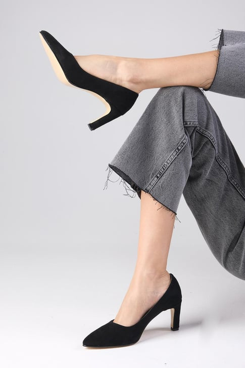 حذاء كعب متوسط من الشامواه باللون الأسود