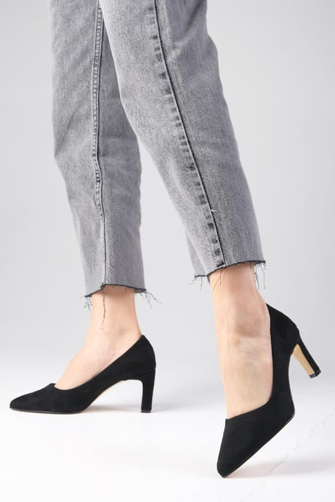 حذاء كعب متوسط من الشامواه باللون الأسود