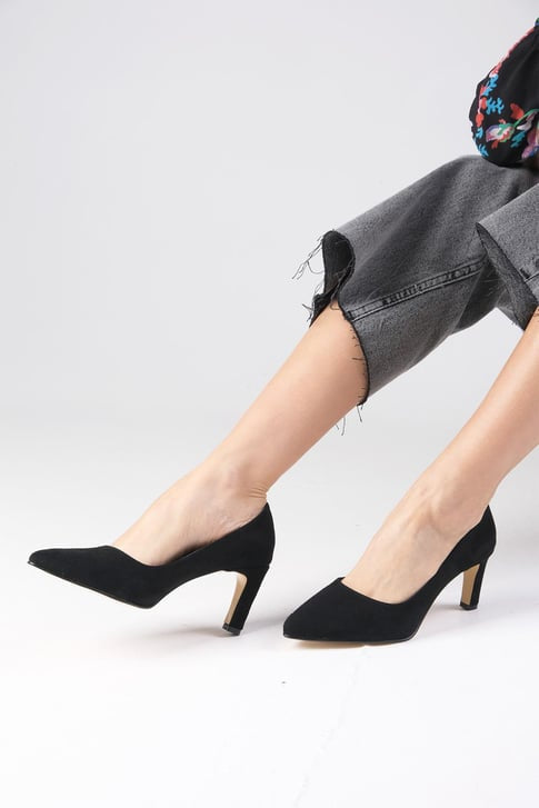 حذاء كعب متوسط من الشامواه باللون الأسود