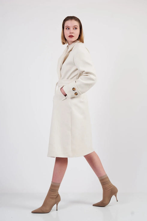 معطف نسائي كريمي بحزام من قماش الكاشمير