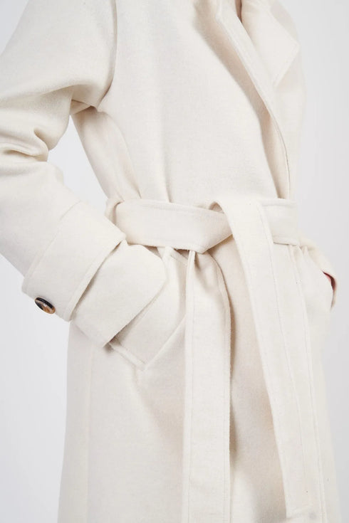 معطف نسائي كريمي بحزام من قماش الكاشمير