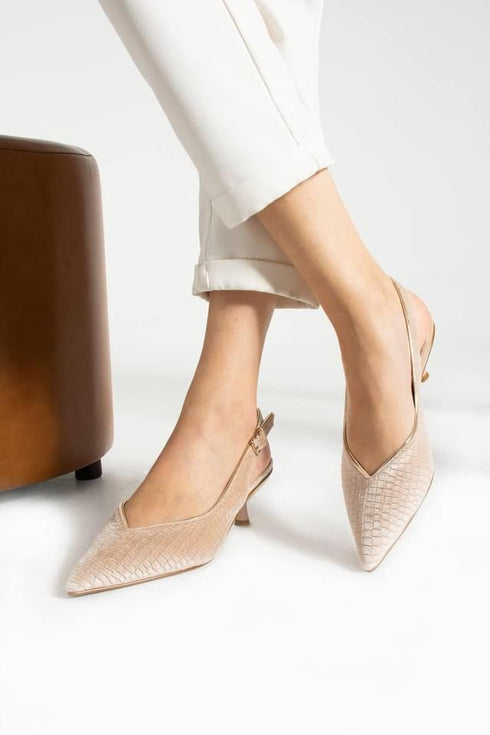 حذاء نسائي بكعب باللون البيج