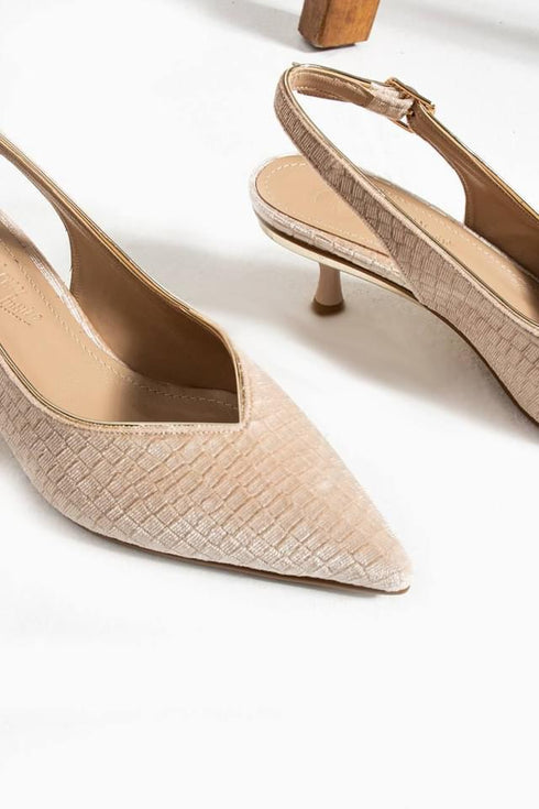 حذاء نسائي بكعب باللون البيج