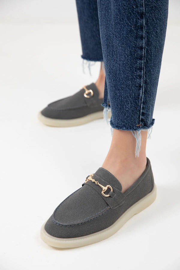 حذاء لوفر نسائي باللون الرمادي