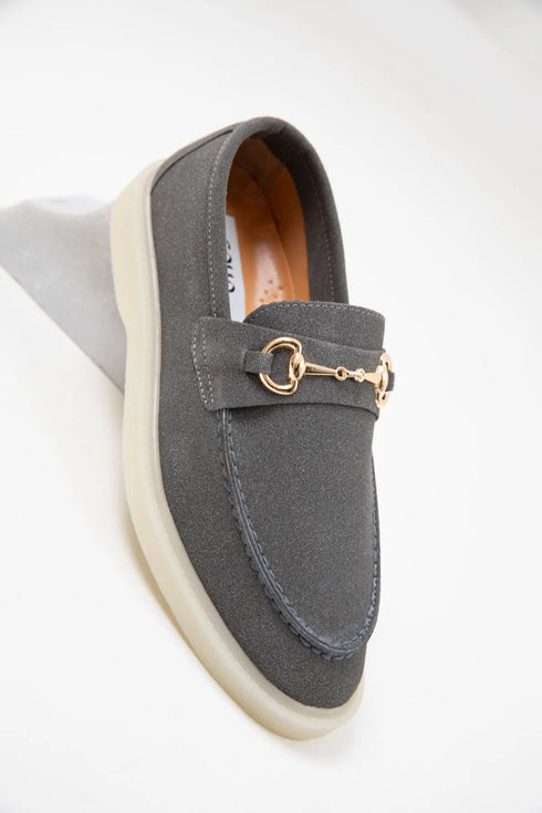 حذاء لوفر نسائي باللون الرمادي