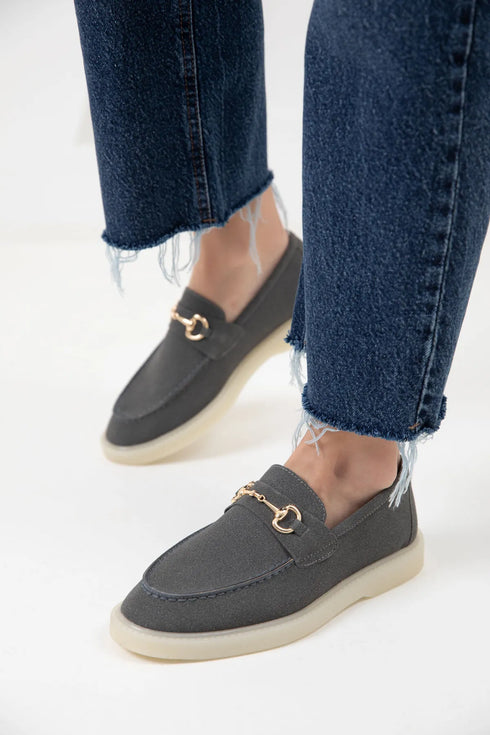 حذاء لوفر نسائي باللون الرمادي