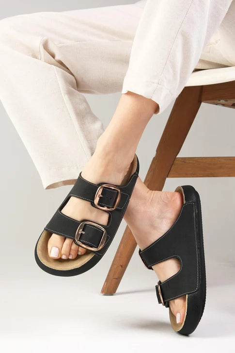 سليبر نسائي باللون الأسود 