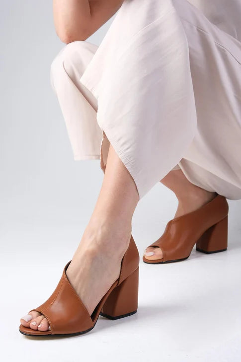 حذاء بلون التان كعب عالي