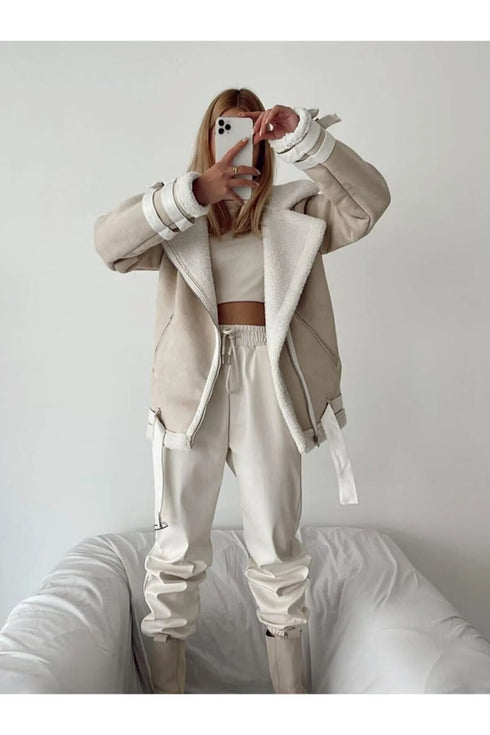 جكيت لون بيج من الجلد والفرو