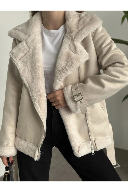 جكيت لون بيج من الجلد والفرو