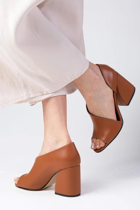 حذاء بلون التان كعب عالي