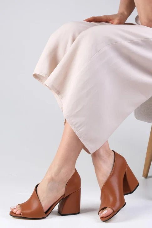 حذاء بلون التان كعب عالي