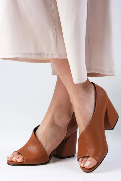 حذاء بلون التان كعب عالي