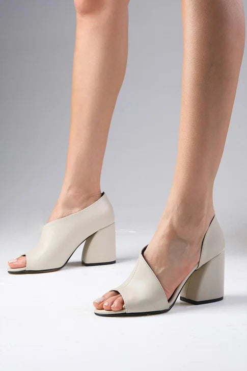 حذاء بلون البيج بكعب عالي