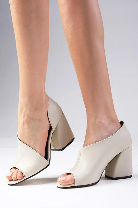 حذاء بلون البيج بكعب عالي