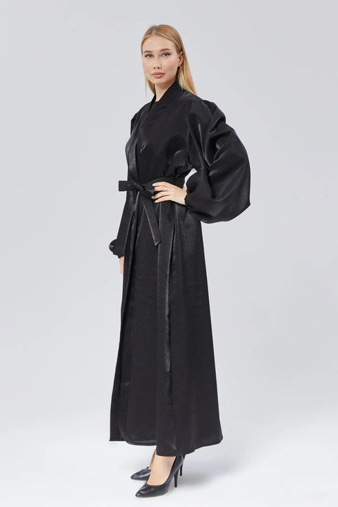 عباية نسائية باللون الأسود