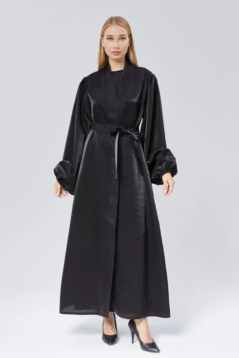 عباية نسائية باللون الأسود